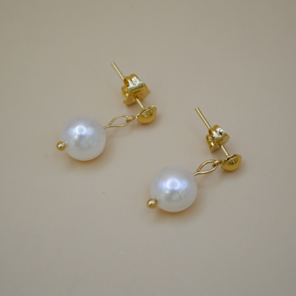 Aretes gold con perla de río colgante