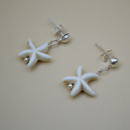Aretes silver con estrella de mar beige colgante