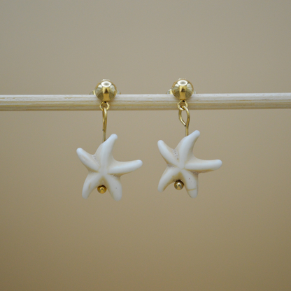 Aretes gold con estrella de mar beige colgante