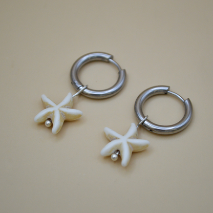 Huggies silver con estrella de mar beige colgante (2 en 1)