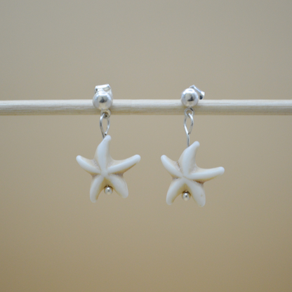 Aretes silver con estrella de mar beige colgante