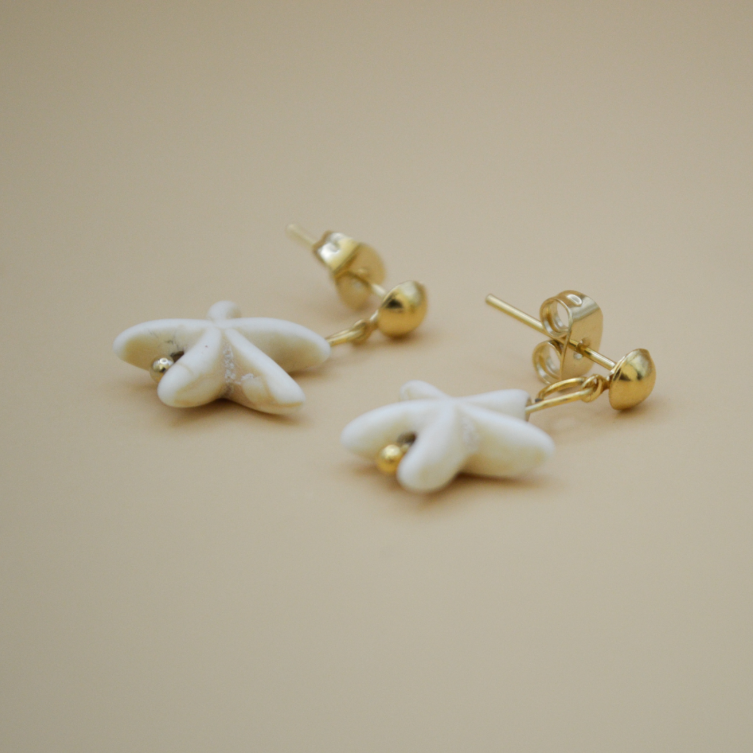 Aretes gold con estrella de mar beige colgante