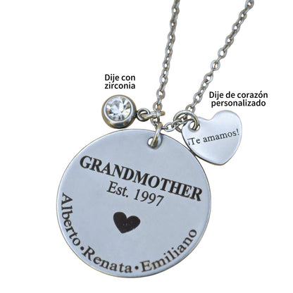 Collar personalizado para "Abuelita" medalla circular con año y nombres de nietos